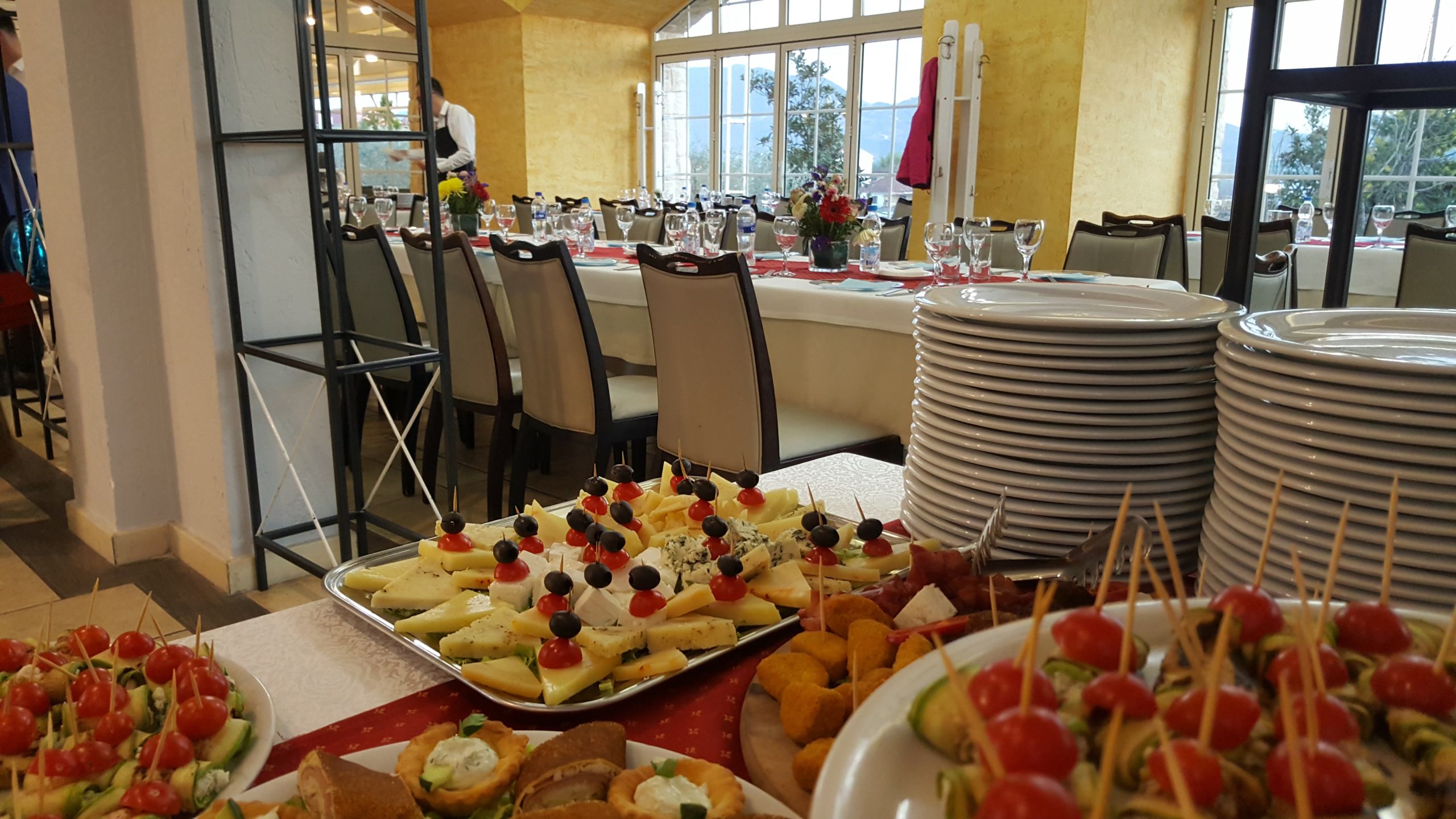 Aperitiv me pjata te vogla dhe fruta ne tryeze
