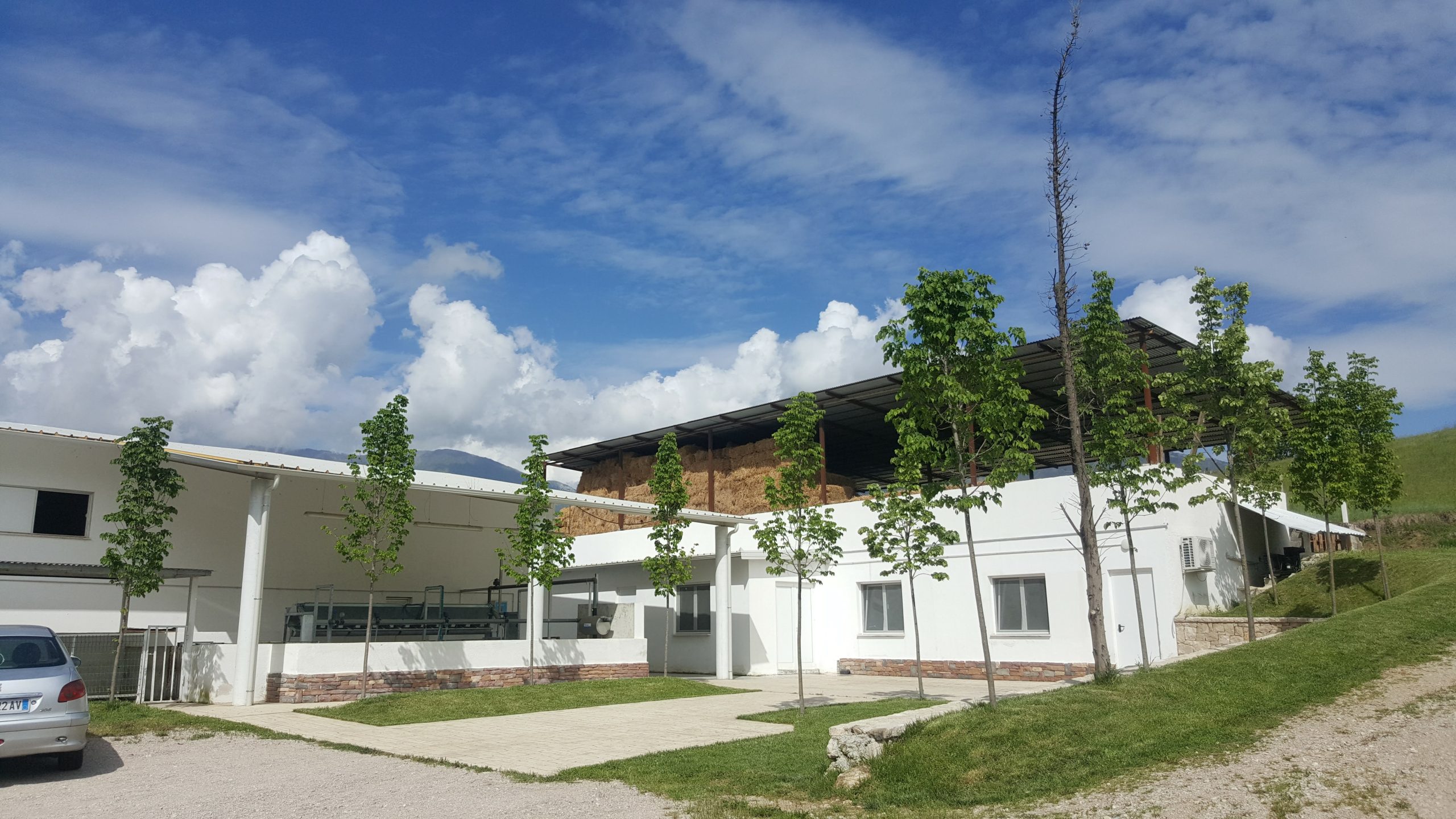 Ndertesat e fermes se Nari Lunder nen qiellin e kthjellet