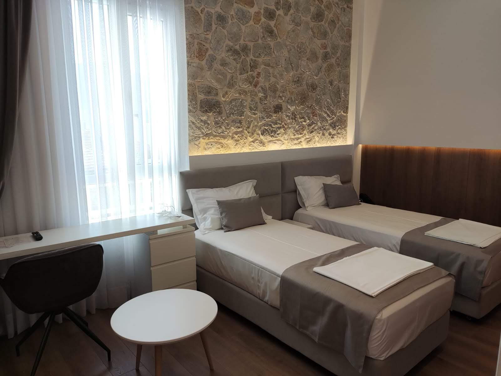 A twin room facing the decorative stone wall
