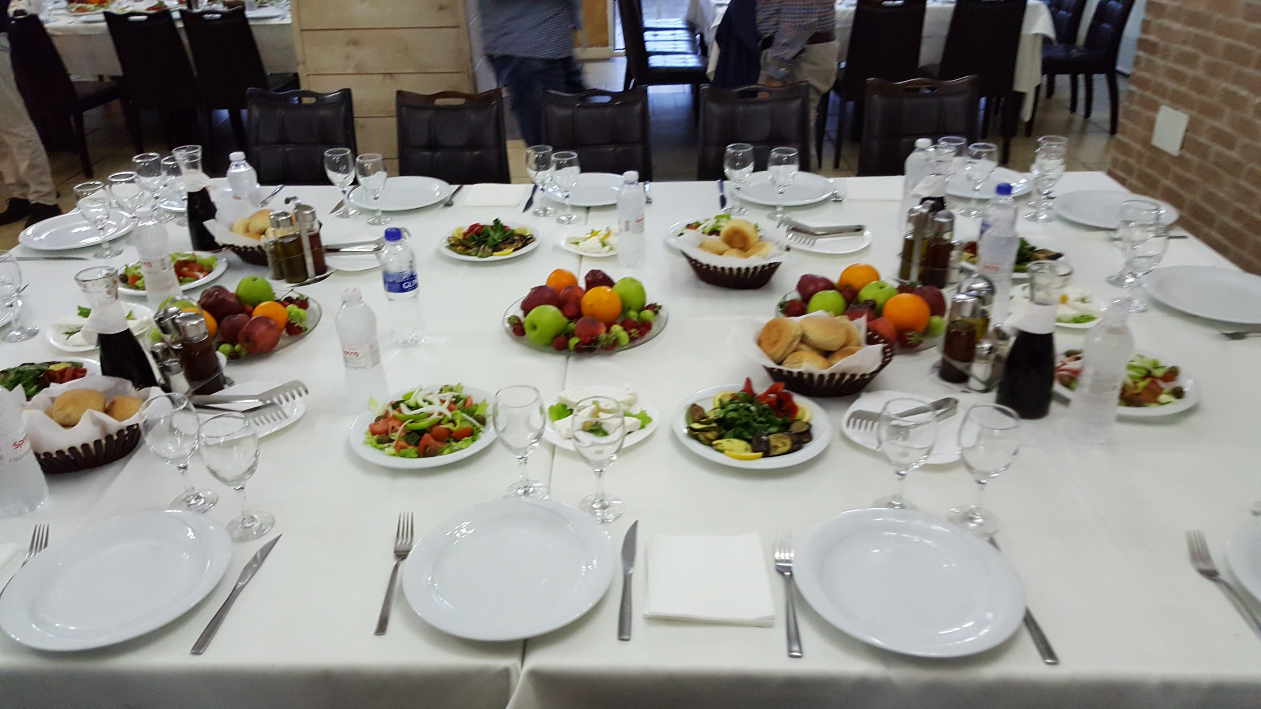 Tryeze e shtruar me fruta, meze dhe gota vere