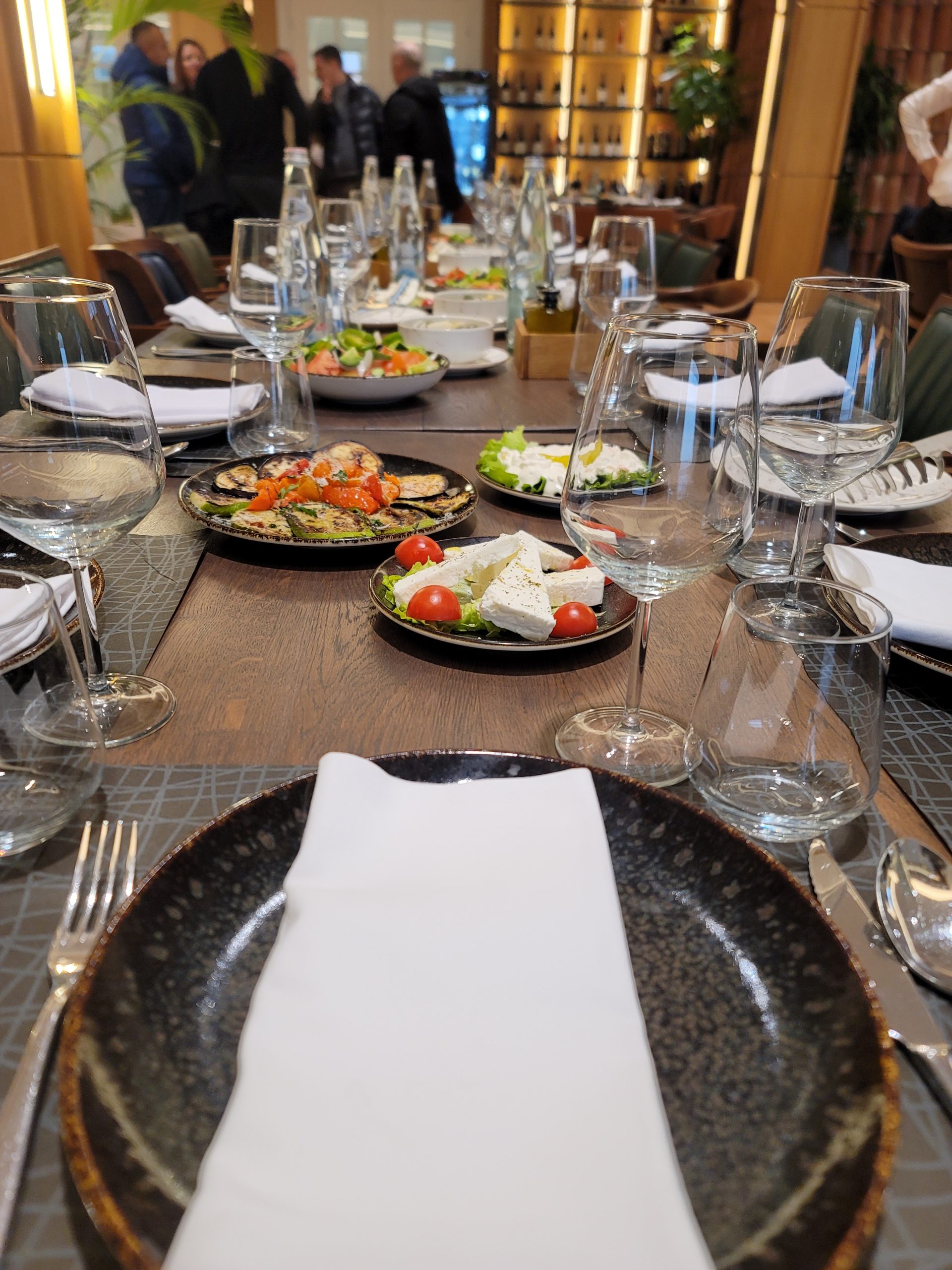 Tryeze e shtruar me meze, sallate dhe vere