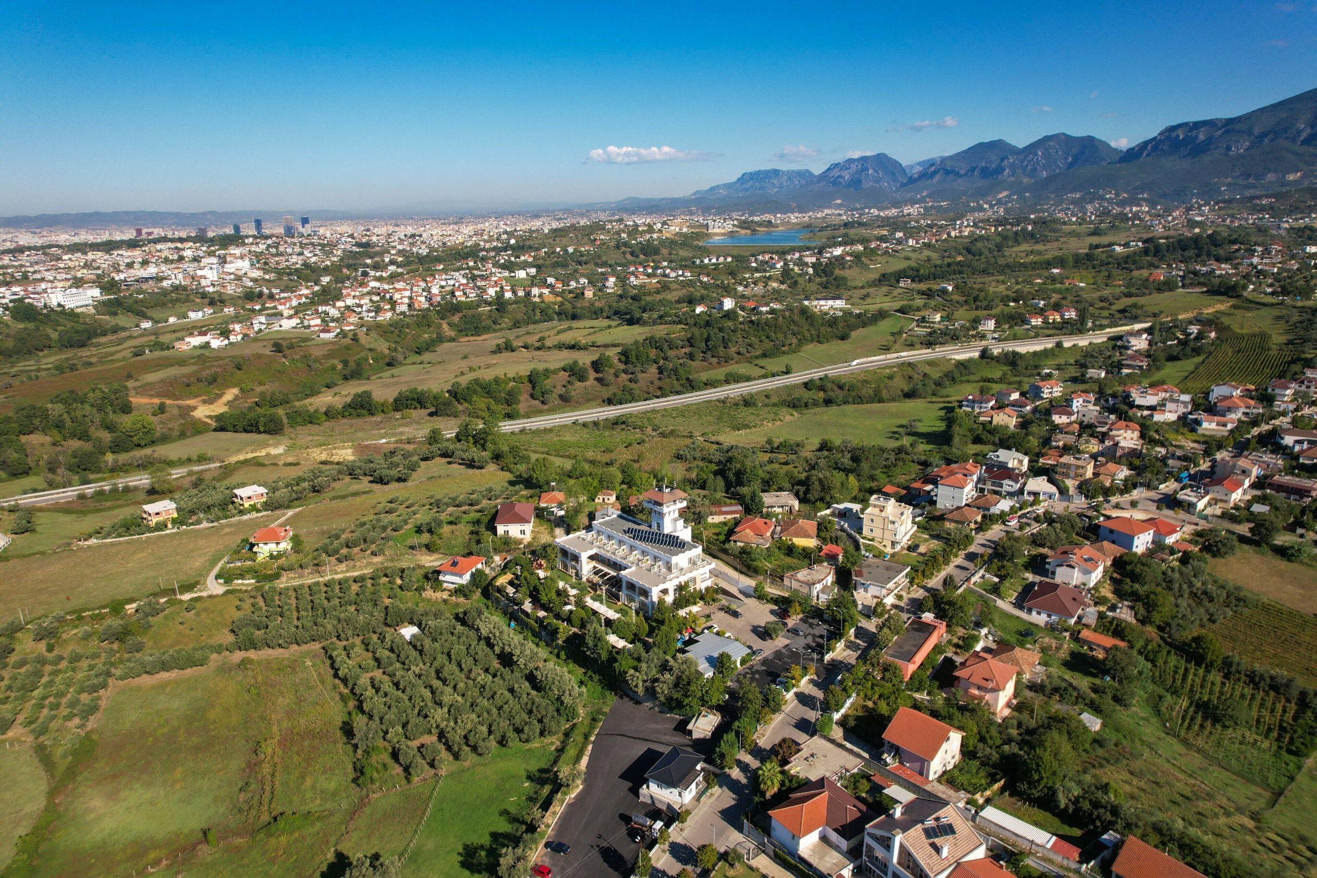 Pamje nga ajri mbi fshat dhe kodrat perreth