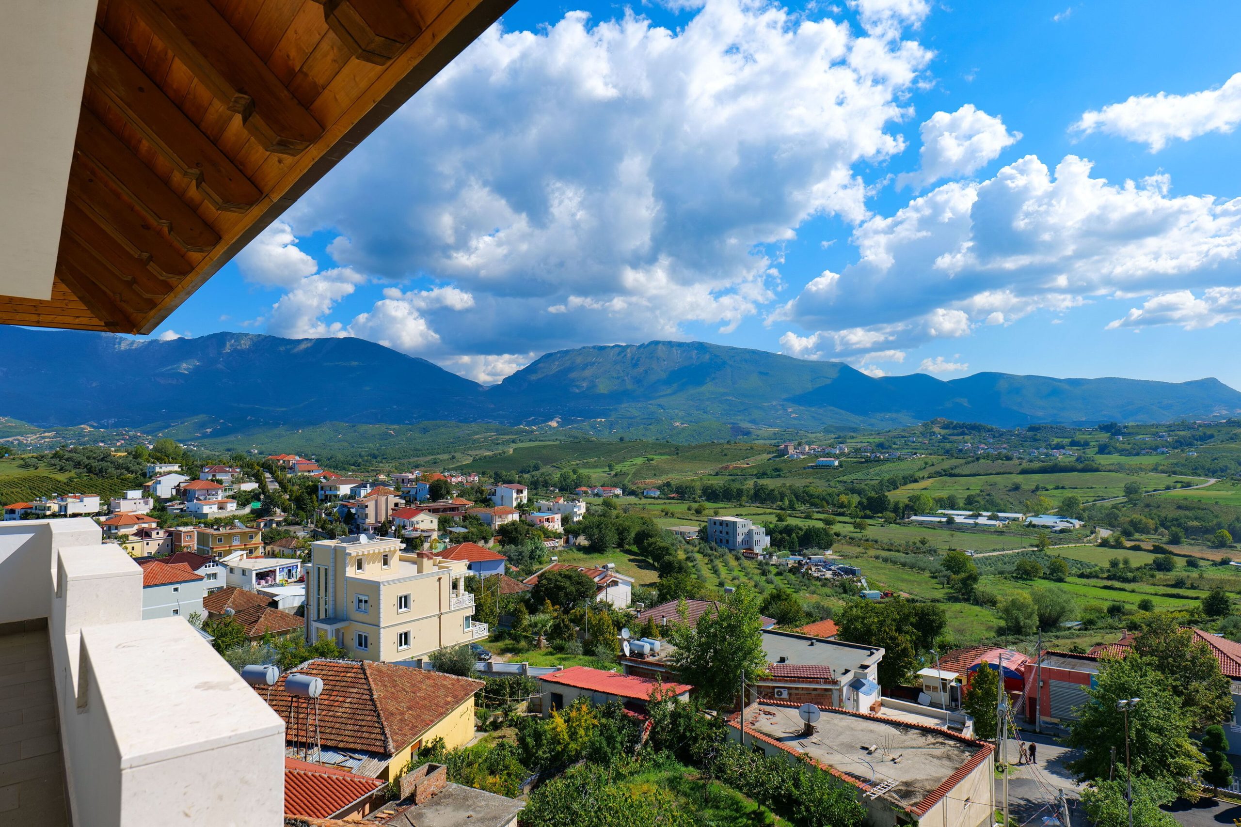Lugina e Lundres me shtepite, gjelberimin dhe malet