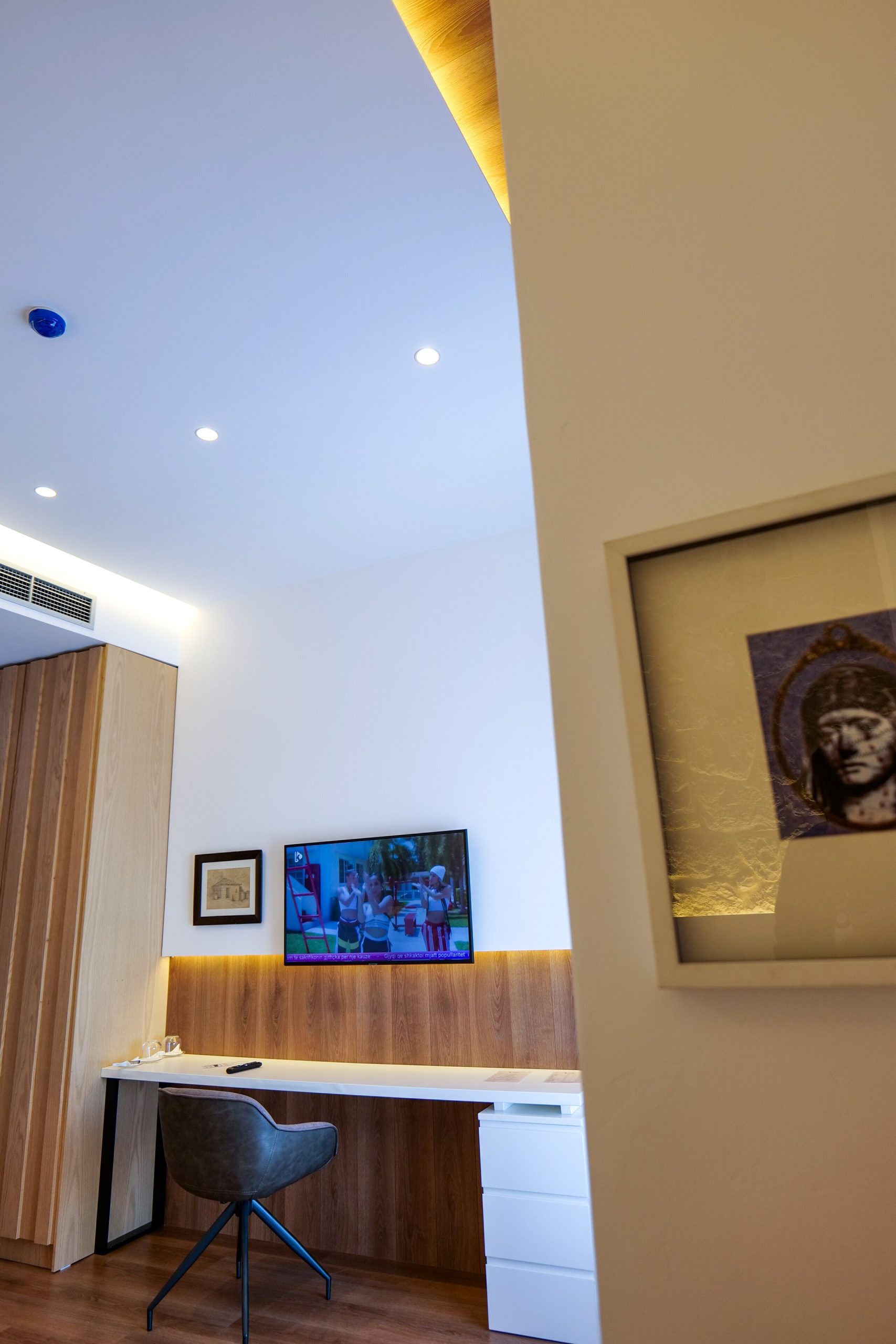 The room's work corner, a picture above the desk